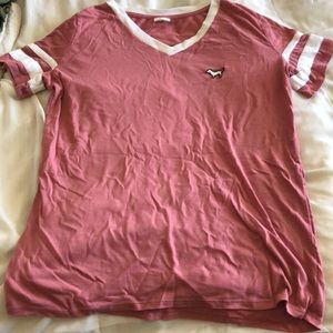 pink tee shirt